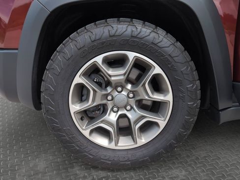 Used 2020 Jeep Cherokee Trailhawk w/ Cold Weather Group AWD/4WD image 12