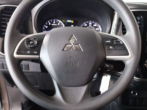 Used 2018 Mitsubishi Outlander ES AWD/4WD image 3