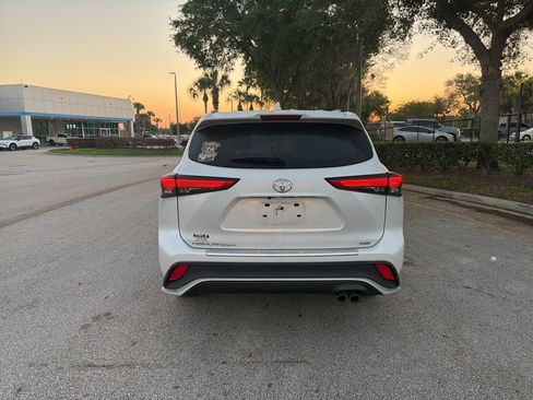 Used 2023 Toyota Highlander XSE image 4