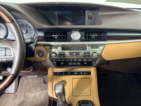 Used 2018 Lexus ES 350 w/ Luxury Package w/Wood Trim FWD image 28