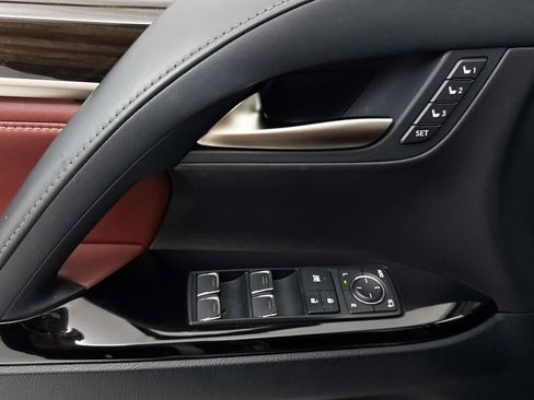 Used 2018 Lexus LX 570 4WD w/ Luxury Package image 31