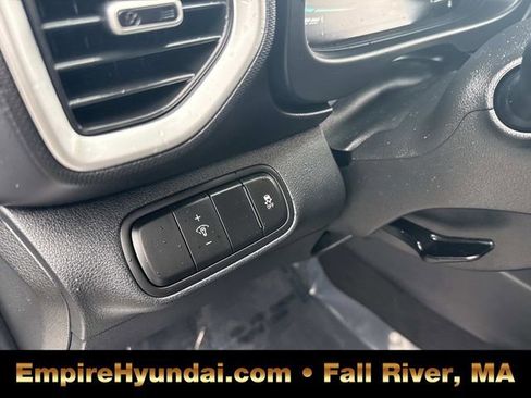 Used 2025 Hyundai Venue SE image 19