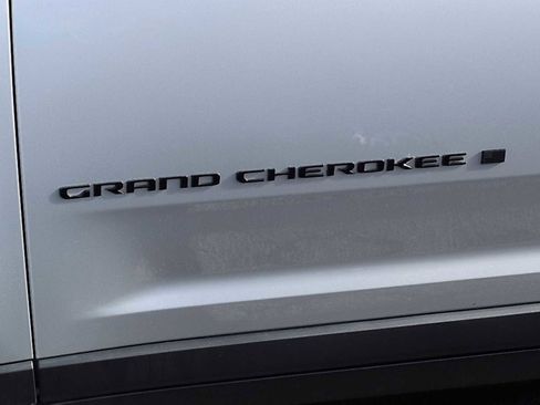 Used 2023 Jeep Grand Cherokee L Laredo image 12