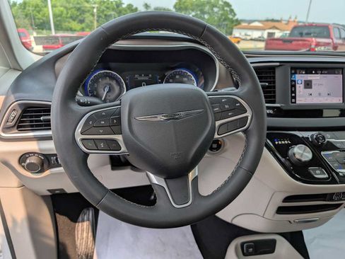 Used 2022 Chrysler Voyager LX FWD image 34
