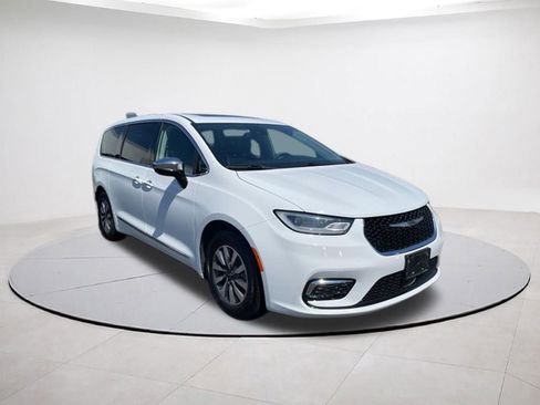 Certified 2023 Chrysler Pacifica Limited FWD image 1