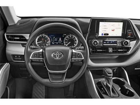 Used 2023 Toyota Highlander LE AWD/4WD image 5