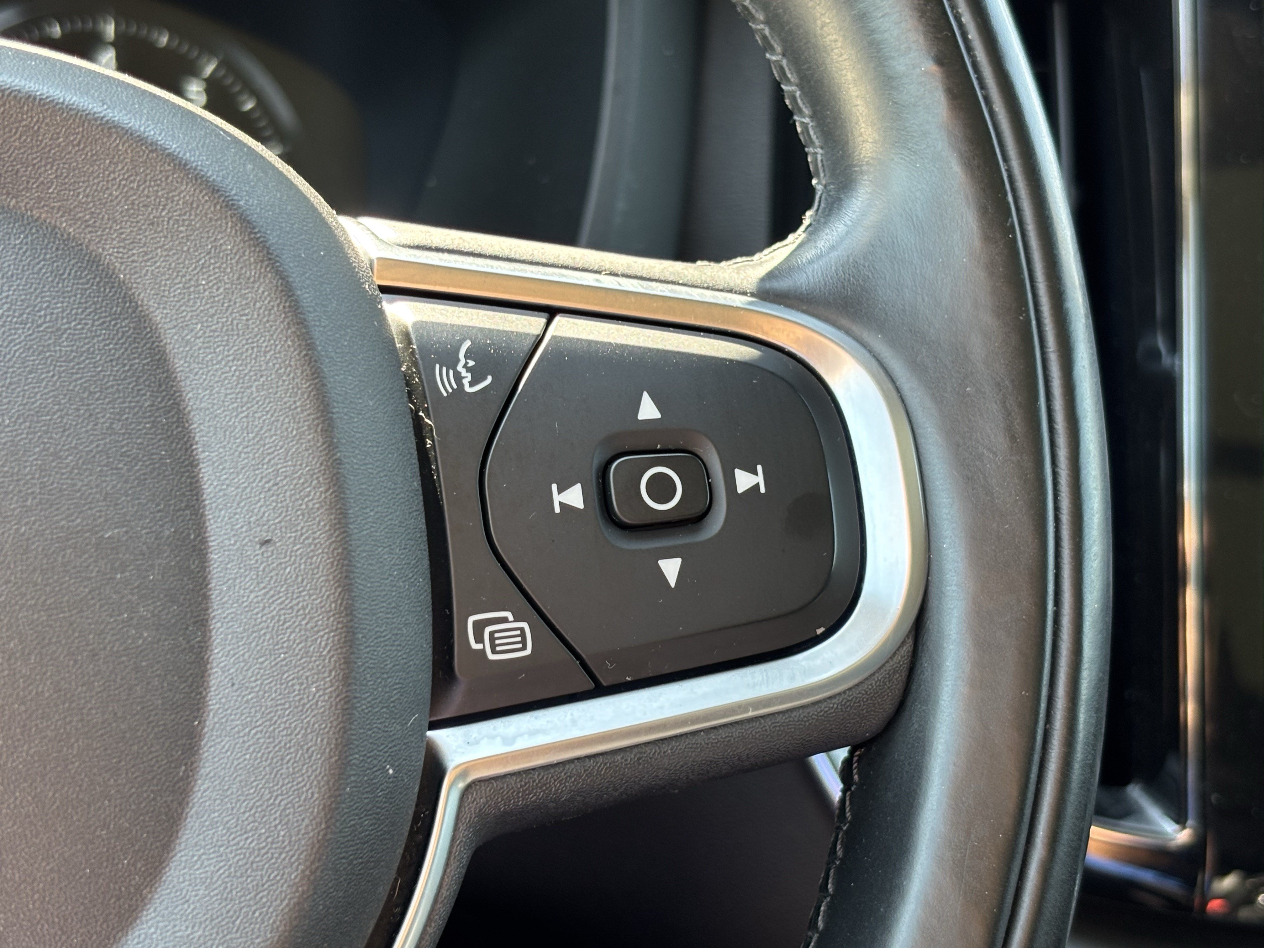 Used 2019 Volvo XC60 T5 Momentum w/ Multimedia Package FWD image 22