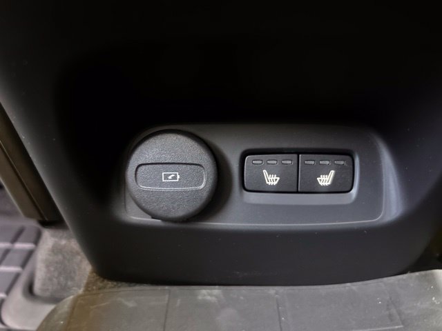 Used 2024 Volvo XC40 B5 Plus w/ Protection Package Premier AWD/4WD image 28