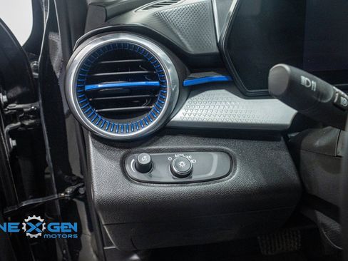 Used 2025 Chevrolet Trax LT w/ Driver Confidence Package image 13