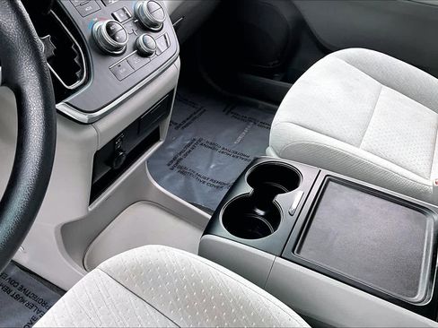 Used 2017 Toyota Sienna LE image 16