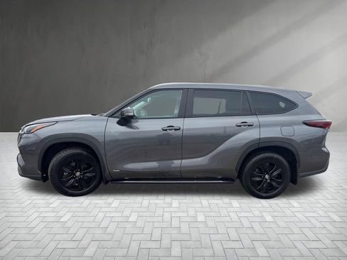 Used 2024 Toyota Highlander XLE image 2