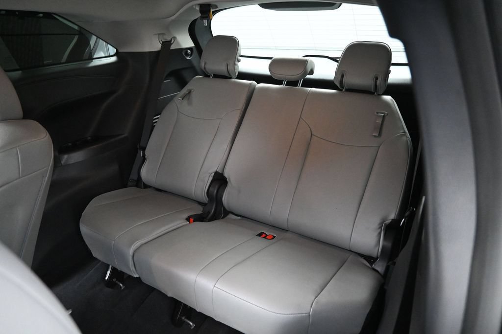 Used 2026 Toyota Sienna XLE FWD image 17