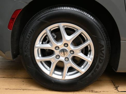 Used 2023 Chrysler Pacifica Touring-L FWD image 13
