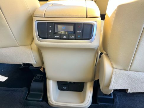 Used 2019 Toyota Highlander Limited image 22