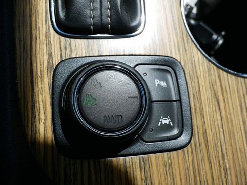 Used 2017 GMC Acadia Denali w/ Technology Package AWD/4WD image 31