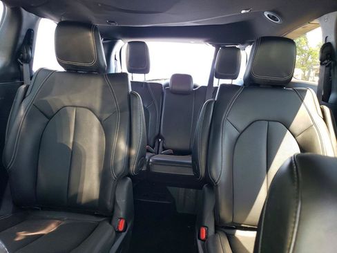 Used 2024 Chrysler Pacifica Limited FWD image 6