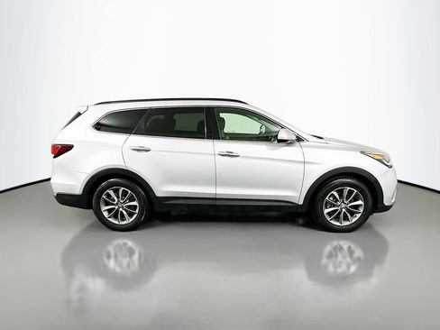 Used 2017 Hyundai Santa Fe SE image 4