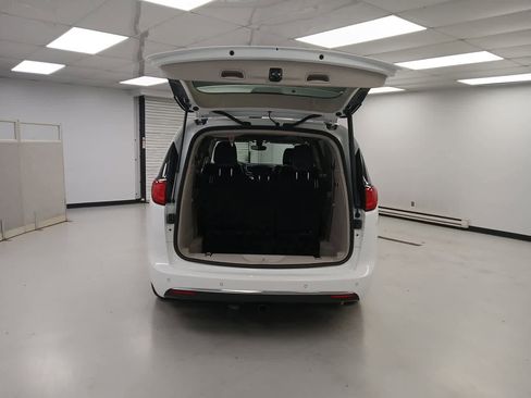 Used 2020 Chrysler Pacifica Limited image 8