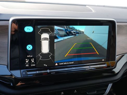 Used 2025 Volkswagen Atlas SE image 34