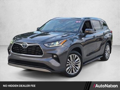 Used 2024 Toyota Highlander Platinum FWD image 1