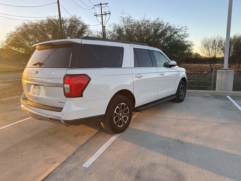 Used 2024 Ford Expedition Max XLT image 3