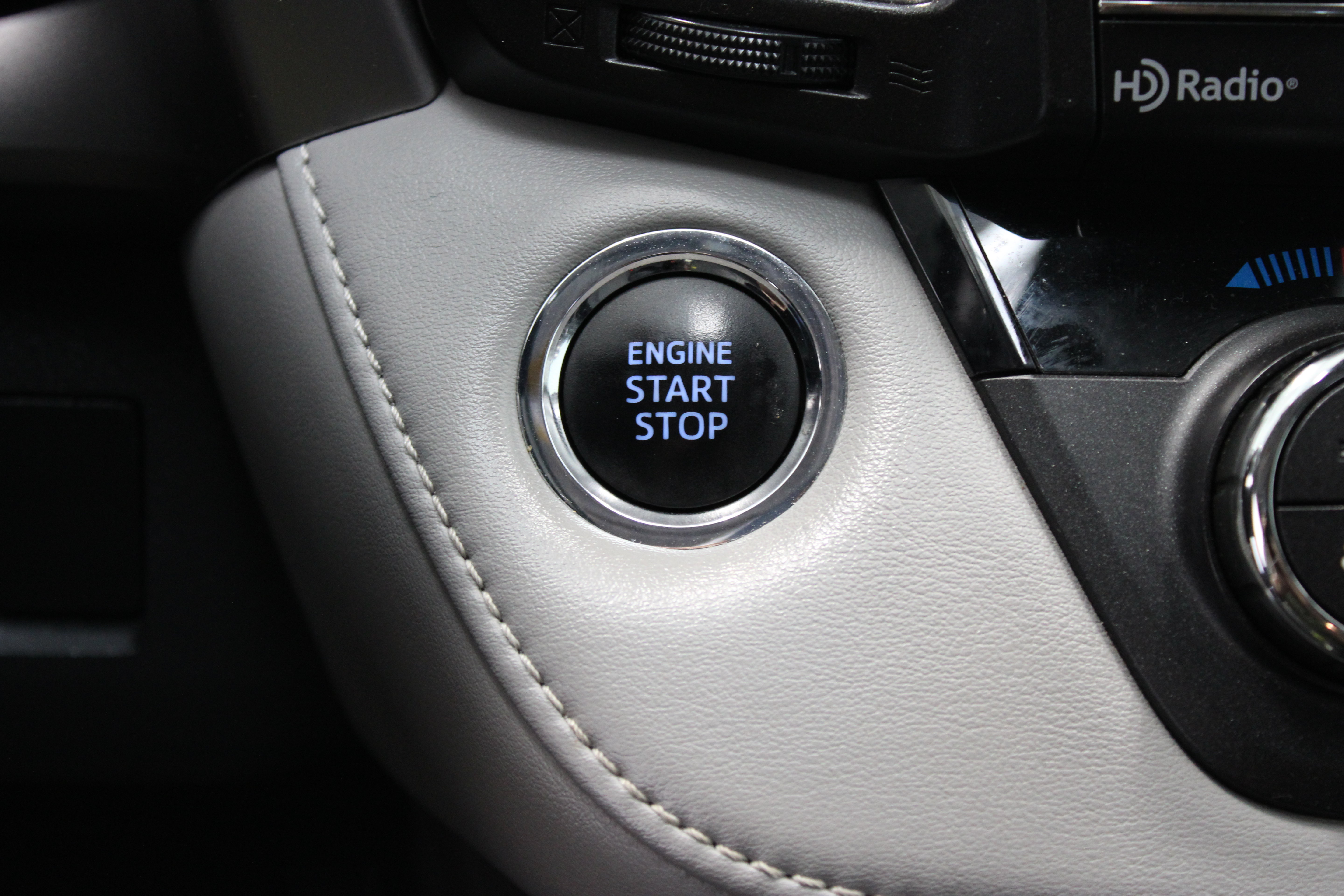 Used 2018 Toyota RAV4 XLE FWD image 17