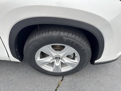 Used 2023 Toyota Highlander LE image 10