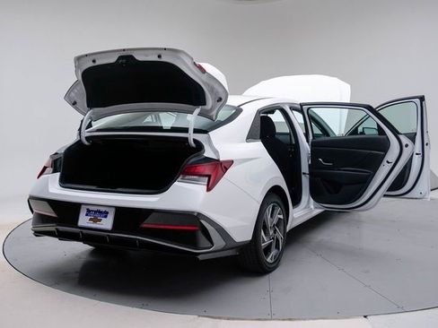 Used 2025 Hyundai Elantra SEL image 21