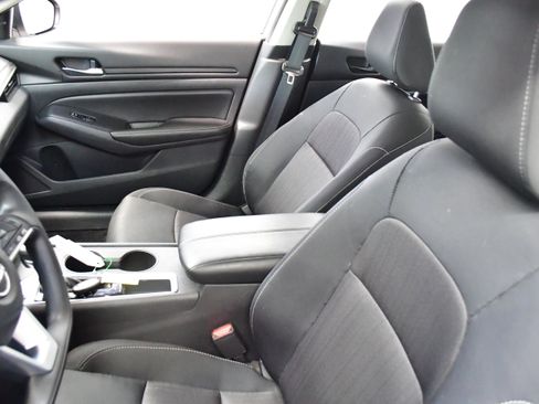 Used 2025 Nissan Altima 2.5 SV FWD image 9