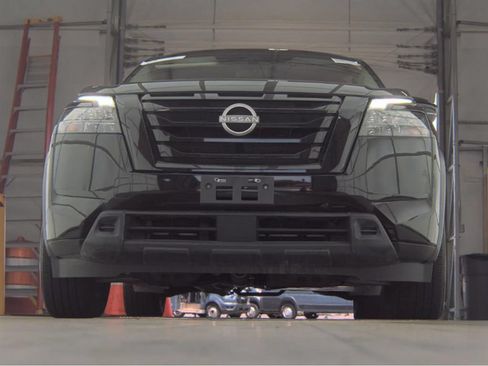 Used 2024 Nissan Pathfinder SV w/ Black Appearance Package AWD/4WD image 4