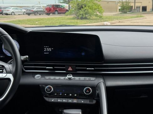 Used 2025 Hyundai Elantra SEL image 17