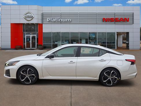 Certified 2023 Nissan Altima 2.5 SR image 3