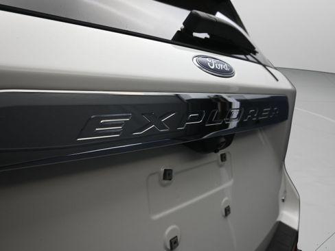 Used 2020 Ford Explorer XLT RWD image 12