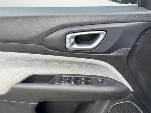 Used 2024 Jeep Compass Latitude image 23