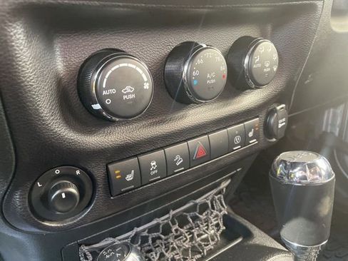 Used 2016 Jeep Wrangler Unlimited Rubicon image 4