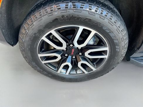 Used 2022 GMC Yukon AT4 w/ Technology Package AWD/4WD image 33