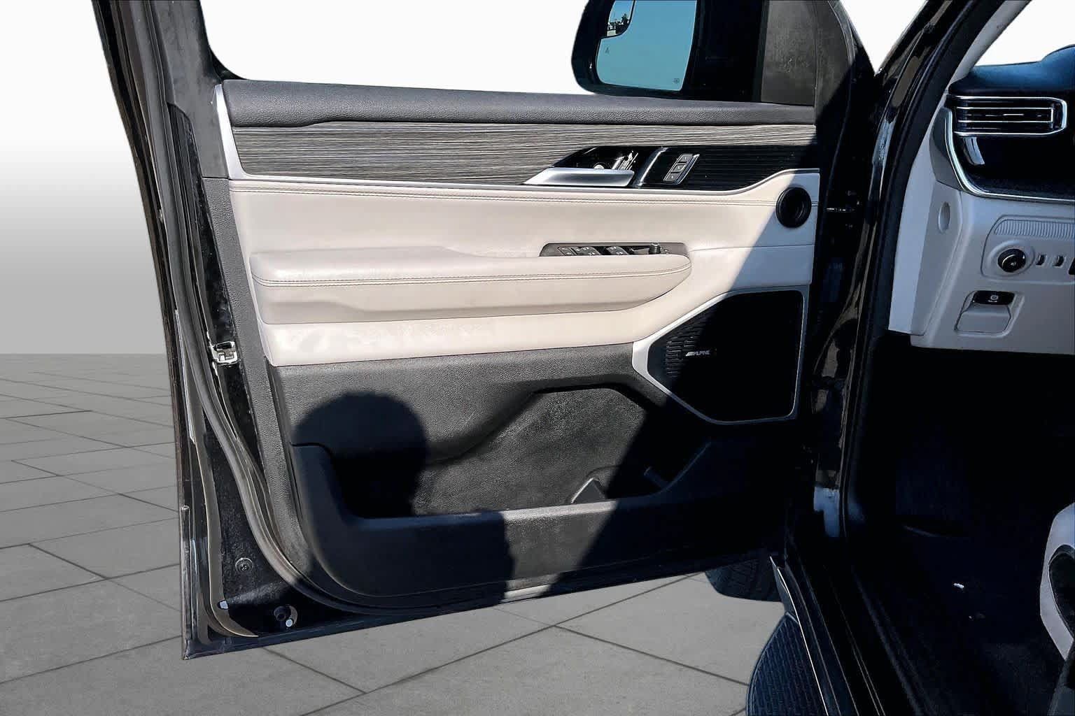 Used 2022 Jeep Wagoneer Series III w/ Convenience Group I RWD image 16