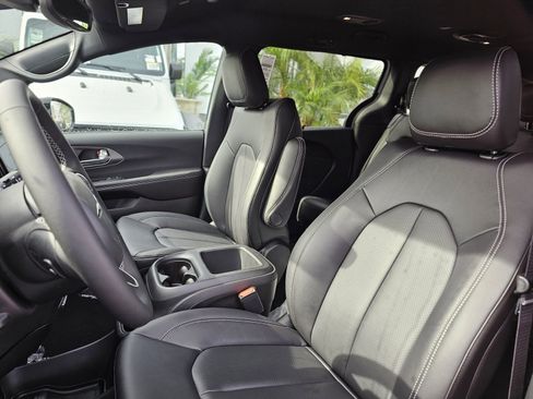 New 2026 Chrysler Pacifica Select image 22