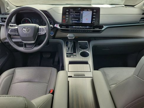 Used 2024 Toyota Sienna Limited image 13