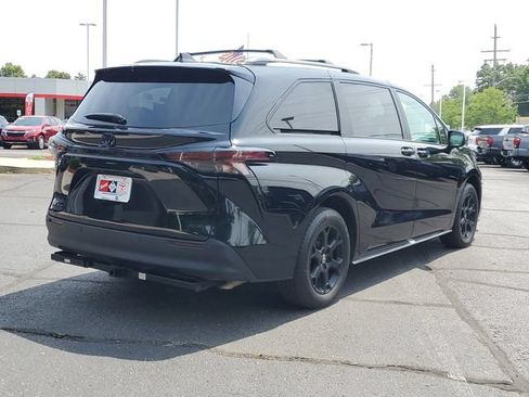 Used 2025 Toyota Sienna XLE Woodland Edition AWD/4WD image 4