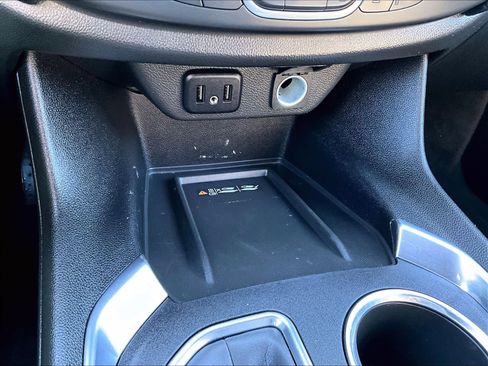 Used 2023 Chevrolet Traverse LT w/ Rear Camera Mirror Package image 27