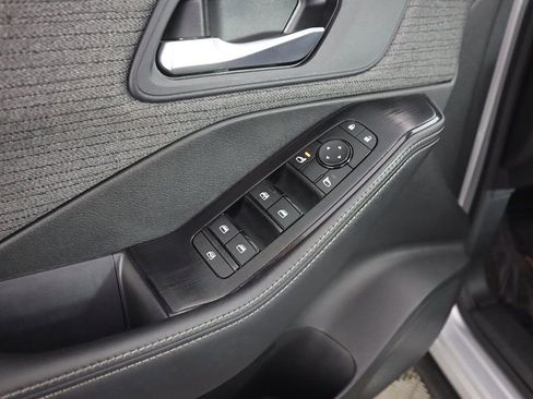 Used 2022 Nissan Rogue SV image 34