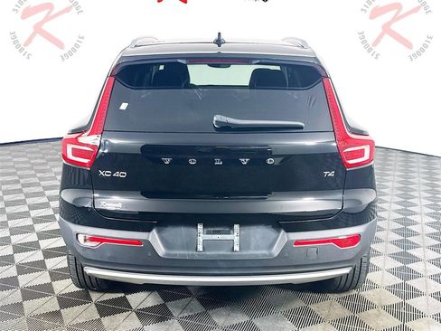 Used 2022 Volvo XC40 T4 Momentum image 6