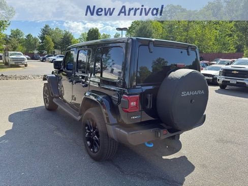 Used 2022 Jeep Wrangler Unlimited Sahara w/ Cold Weather Group AWD/4WD image 4