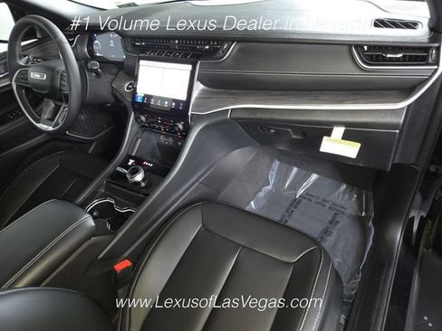 Used 2024 Jeep Grand Cherokee L Limited w/ Black Appearance Package AWD/4WD image 25