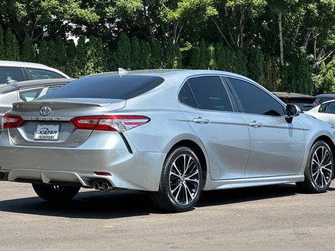Used 2020 Toyota Camry SE w/ Carpet Mat Package FWD image 4
