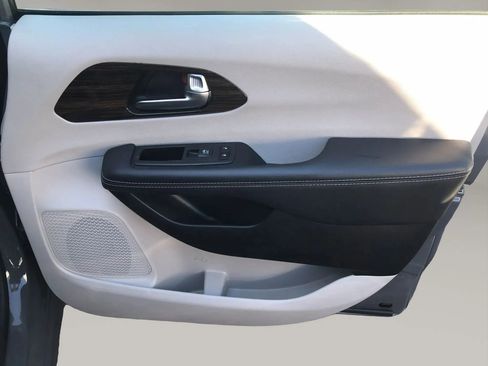 Used 2023 Chrysler Pacifica Limited FWD image 48
