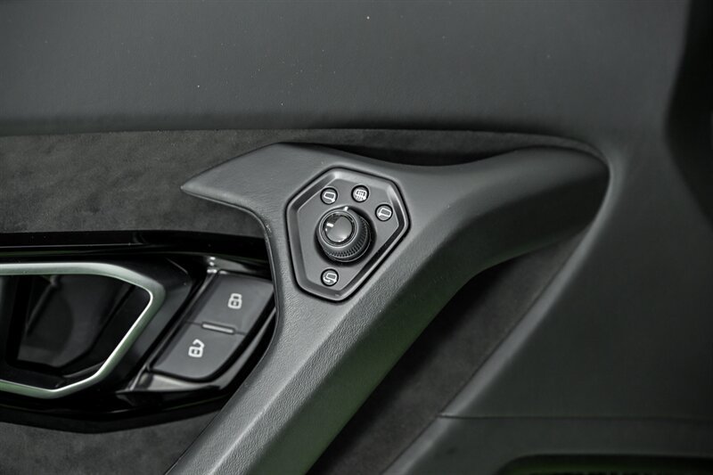 Used 2021 Lamborghini Huracan EVO RWD image 33