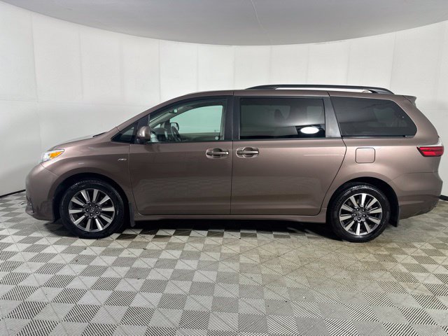 Used 2018 Toyota Sienna LE w/ Carpet Mat Package AWD/4WD image 4