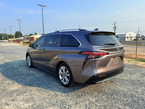 Used 2022 Toyota Sienna Platinum FWD image 3